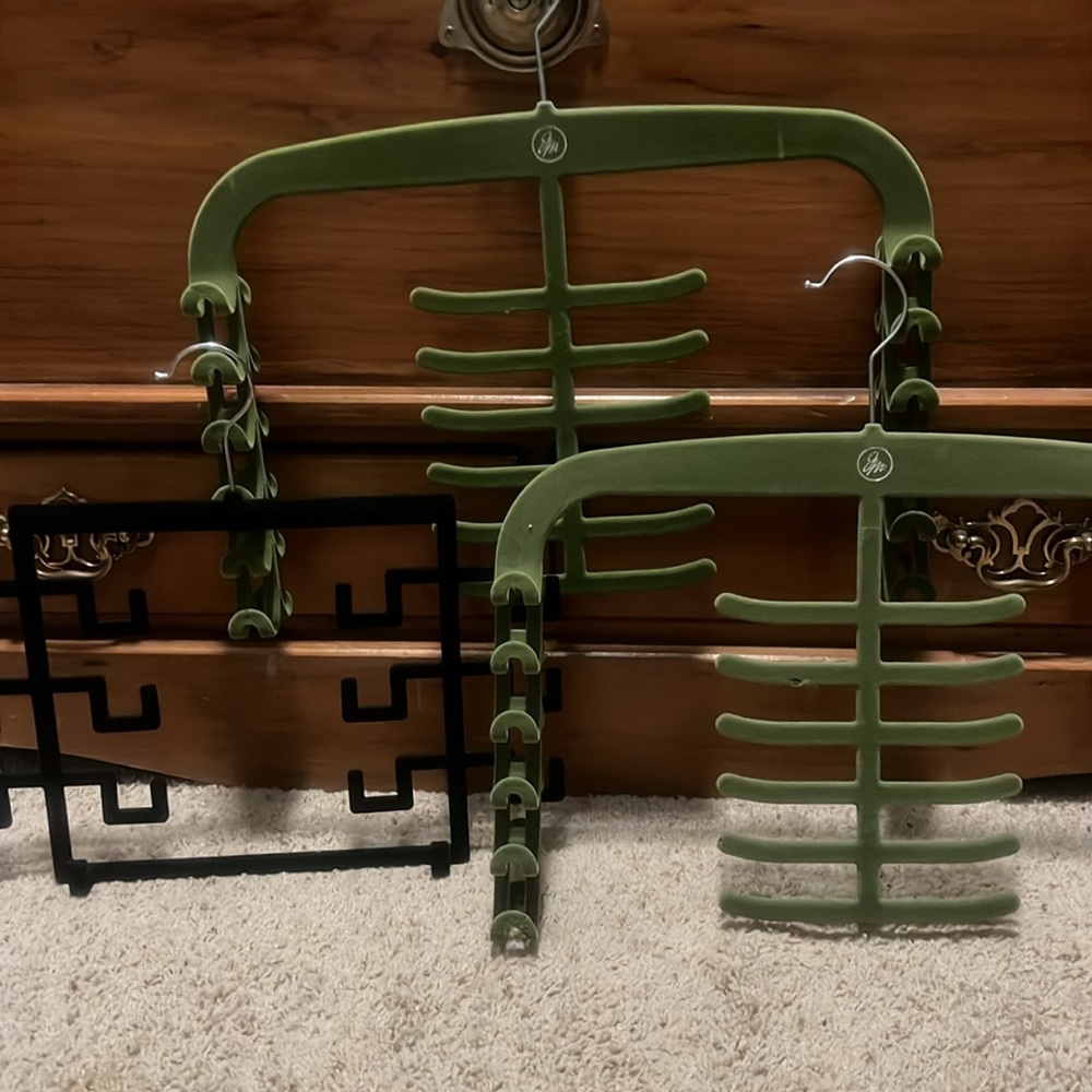 Green and black velvet Multi-Tier Hangers (3) - Picture 3 of 6
